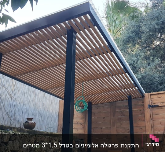 פרגולה מעץ עם עמודי מתכת בגינה